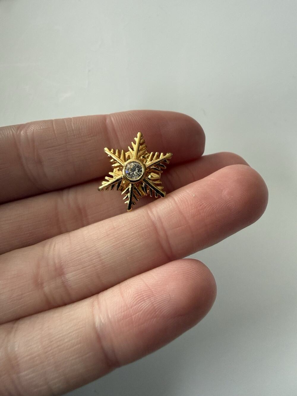 VTG Gold Rhinestone Snowflake Star Pin